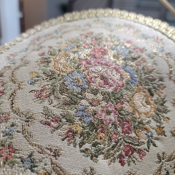 Vintage floral metalic potholders trivets place mats. 5 at 9.5" and 1 at 12". - Picture 9 of 9